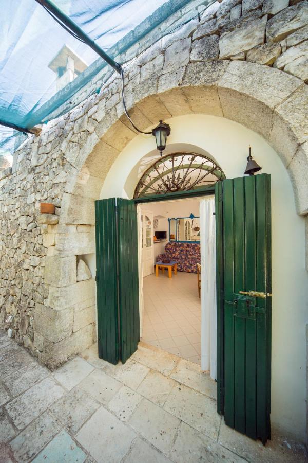 Trulli Girasoli E Viole Cocolicchio